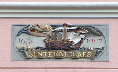 862213 Afbeelding van de gevelsteen 'Sinterniclaes 1618 1997', vervaardigd door Koos Boomstra en Tsjerk Holtrop, in de ...